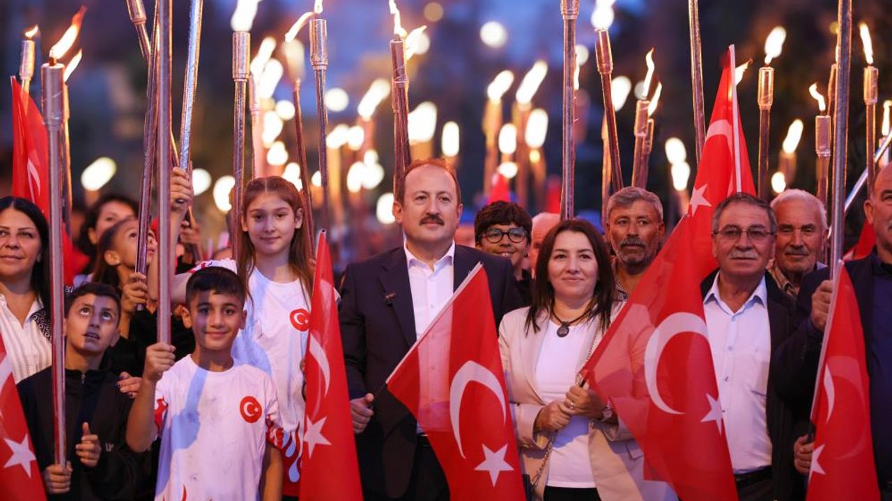 Yörük çadırlarına Türk bayrakları ve meşalelerle yürüyüş yapıldı