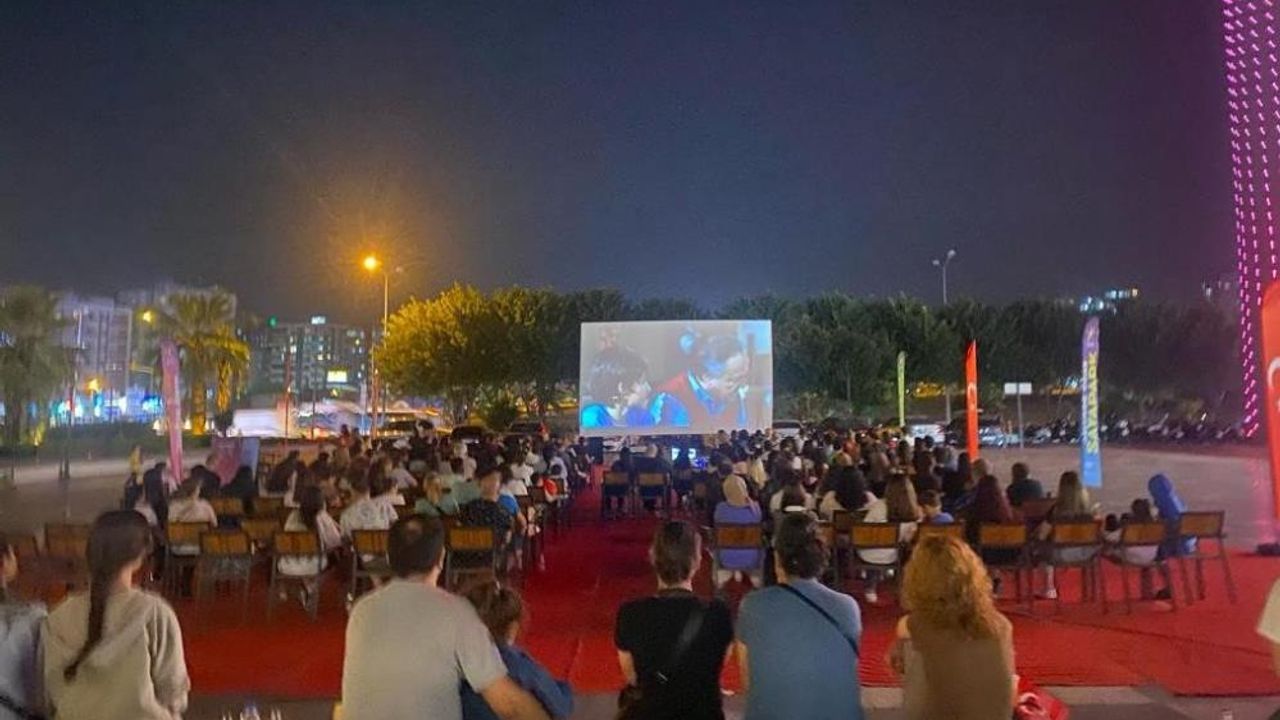 'Dersimiz Atatürk' filmi Sayapark ziyaretçileriyle buluştu