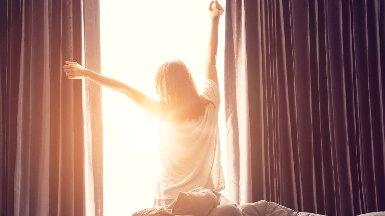 Neden Yaşlandıkça Daha Erken Uyanmaya Başlarız?