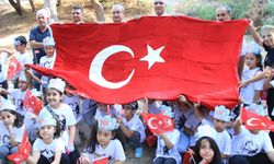 Cumhuriyet için fidanlar dikildi, 100 parçadan oluşan örgü Türk bayrağı hazırlandı