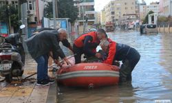 İskenderun yine sular altında kaldı, AFAD vatandaşları botlarla kurtardı