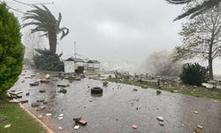 İzmir’de şiddetli fırtına çatıyı uçurdu