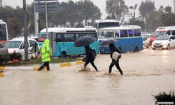 Mersin’de dolu ve yağmur etkili oldu, su baskınları arttı