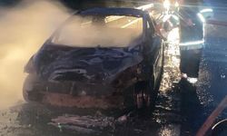 Tarsus'ta seyir halindeki otomobil yandı