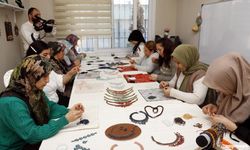 Mersin'de Kadınlar Hem Öğreniyor Hem Kazanıyorlar