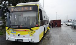 Mersin'de Tırın Düşen Konteyneri Belediye Otobüsüne Çarptı