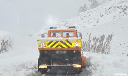 Mersin'de Kar Yağışı: Karaman Yolu Büyük Araçlara Kapatıldı