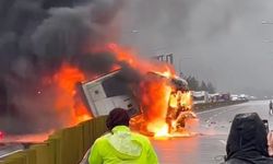 Otoyolda Tır Yandı, Otobüsteki Yolcular Tahliye Edildi