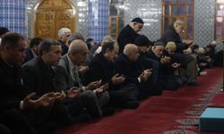 Vali Pehlivan, 6 Şubat'ta Hayatını Kaybedenler İçin Namaz Kıldı