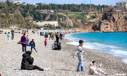 Antalya’da Sıcaklığı Hisseden Denize Koştu