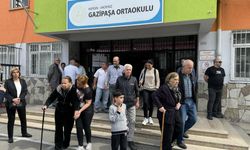 Mersin'de Asansörsüz Okulda Engelliler ve Yaşlılar Oy Kullanmakta Zorlandı