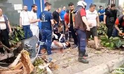 Mersin'de Otomobil Yayalara Çarptı, Ağacı Devirdi: 1 Ölü, 3 Yaralı