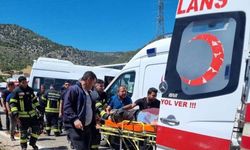 Mersin'de Servis Minibüsü Park Halindeki Otobüse çarptı: 1 Ölü, 2 Yaralı
