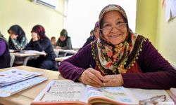 Mersin'de Kadınlar Belediye Desteği İle Okuma Yazma Öğreniyor