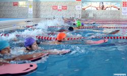 Mersin'de Çocuklar Deniz Yerine Süs Havuzlarını Tercih Ediyor