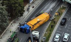 Alt Geçide Çarpan Tır İETT Otobüsünün Üzerine Devrildi: 8 Yaralı