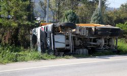 Sakarya'da toprak yüklü kamyon yol kenarına devrildi: 1 yaralı