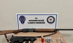 Polisin durdurduğu araçtan "Uzi" çıktı: 2 gözaltı