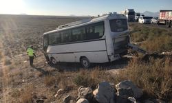 Konya’da işçi servisi ile otomobil çarpıştı: 10 yaralı