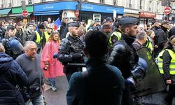 Sarı Yelekliler Paris'te "Macron İstifa" Sloganlarıyla Yürüdü