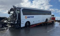 Metro Turizm'e Ait Yolcu Otobüsünün Tır ve Otomobille Çarpıştığı Kazada 30 kişi Yaralandı