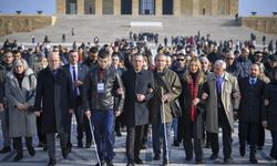 Özgür Özel, Engellilerle Birlikte Anıtkabir'i Ziyaret Etti