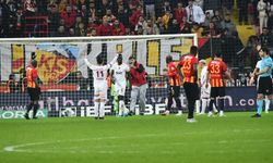 Kayserispor-Galatasaray Maçında Sahaya Giren Taraftar Olay Yarattı