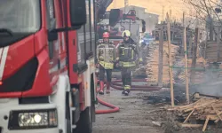 Ankara'da 3 Katlı İş Yerinde Çıkan Yangın Hasara Neden Oldu