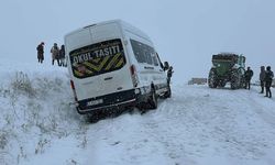 Diyarbakır’da Ulaşıma Kar Engeli: Öğretmenleri Taşıyan Minibüs Kara Saplandı