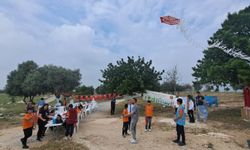 Çocuklar Uçurtmalarını Gökyüzüne Bıraktı