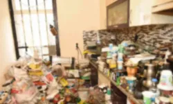 İstanbul'da Engelli Çocuğu ile Yaşayan Kadının Evinden Tonlarca Çöp Çıktı
