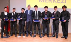 Mersin’de Genç Diplomatlar Sahneye Çıktı