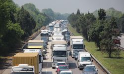 Otoyolda Lastiği Patlayan Tır Bölgede Uzun Araç Kuyrukları Oluşturdu