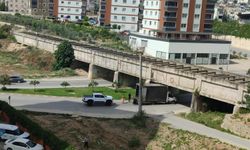 Tarsus’ta Köprü Altına Sıkışan Kamyonet Trafiği Aksattı