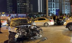 Mersin'de Kavşakta Feci Kaza: Otomobil İkiye Bölündü, 3 Yaralı