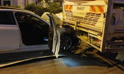 Mersin'de Kontrolden Çıkan Otomobil Kamyonete Çarptı: 2 Kişi Yaralandı