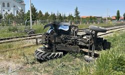 Uşak'ta Hemzemin Geçitte Traktör ile Tren Çarpıştı: 1 Yaralı
