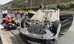 Kocaeli'de Beton Bariyere Çarpan Araç Takla Attı: 3 Yaralı