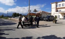 Otomobile Çarpmamak İçin Refüje Girdi, Sedyeyle Hastaneye Kaldırıldı
