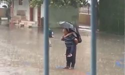 Yağmur Altında Saygı Duruşu: Adana'da Dededen İstiklal Marşı’na Vefa