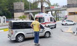 Antalya’da Motosiklet Önce Araca Sonra Duvara Çarptı: Sürücü Yaralandı