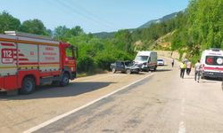 Adana'da Ambulans İle Otomobil Çarpıştı: 1 Ölü, 3 Yaralı
