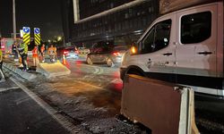 Küçükçekmece E-5’te Beton Bariyere Çarpan Otomobil Yan Yola Girdi