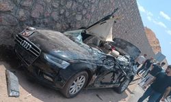 Siirt'te Kamyon ile Otomobil Çarpıştı: 1 Ölü, 4 Yaralı