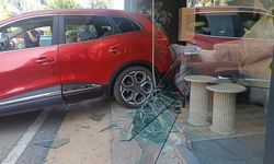 Otomobil Mobilya Mağazasına Daldı, Facia Ucuz Atlatıldı