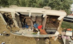 Adana'da Otomobil Şarampole Devrildi: 3 Kişi Yaralandı