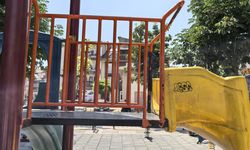 Karne Günü Dehşeti Yaşadı: Parkta Sıkışan Çocuk Korku Dolu Anlar Yaşadı