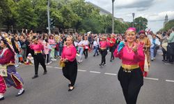 Berlin’de Kültürler Karnavalı: Türk Grubu İlk Kez Geçit Törenine Katıldı