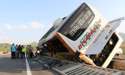 Bingöl’de Yolcu Otobüsü Köprüde Devrildi: Yaralılar Var!
