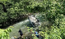 Araç Dereye Uçtu: 2 Ölü, 1 Yaralı